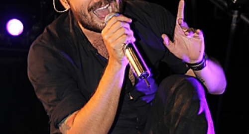 Cremonini trionfa a Londra, Sanremo Giovani seleziona 60 artisti